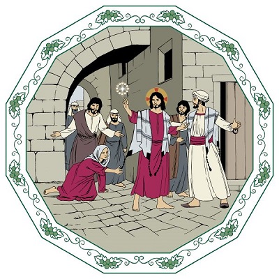 Jeesus kulkee kadulla opetuslapsineen, kun synagogan esimies puhuttelee häntä. Samaan aikaan maahan kyyristynyt nainen tavoittelee hänen viittansa tupsua.